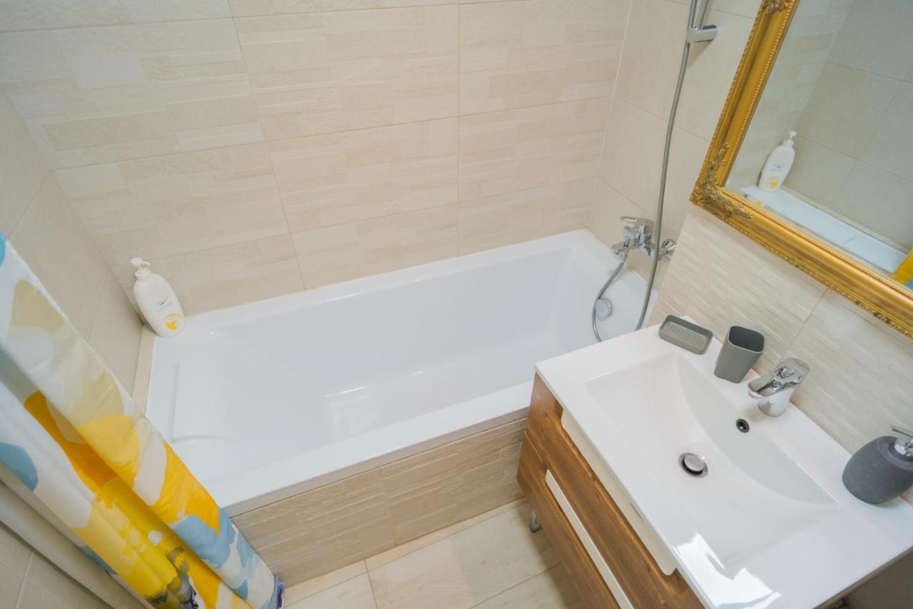 Cozy & Spacious 2Br Apartment With Netflix 부쿠레슈티 외부 사진