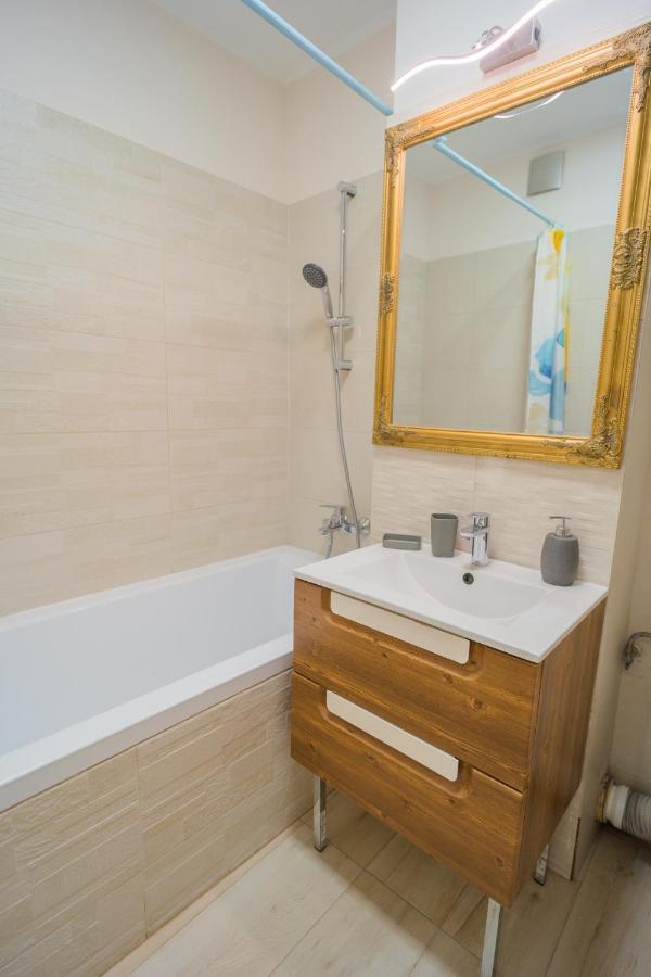 Cozy & Spacious 2Br Apartment With Netflix 부쿠레슈티 외부 사진