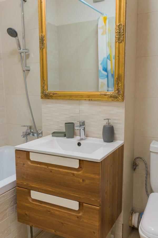 Cozy & Spacious 2Br Apartment With Netflix 부쿠레슈티 외부 사진